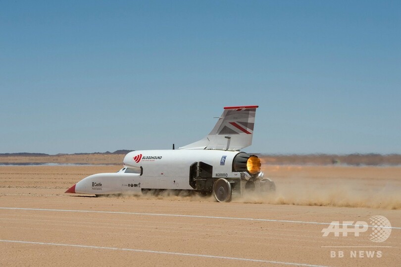 目指すは時速1600キロ 超音速自動車「ブラッドハウンド」が試運転