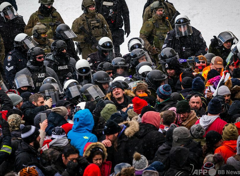 カナダ議事堂前 警察がトラックデモ隊を排除