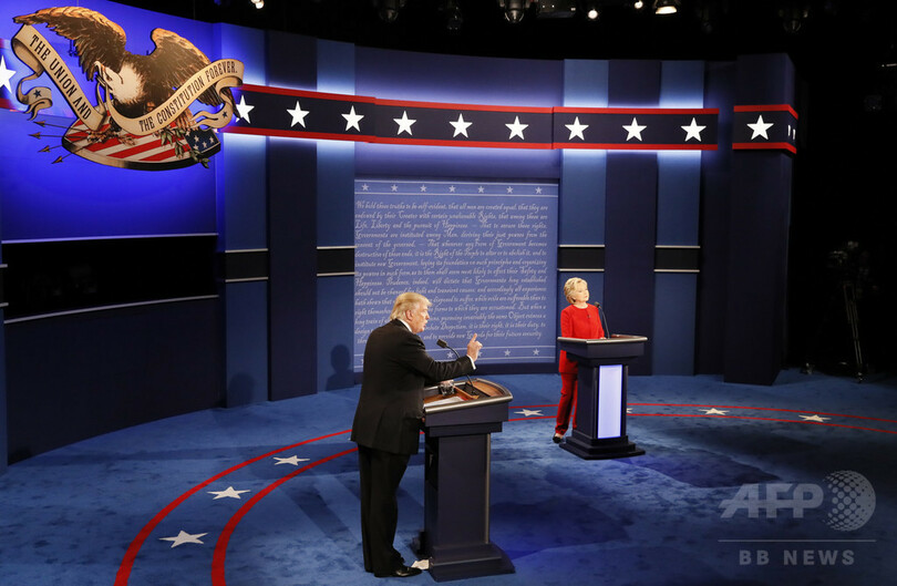 クリントン、トランプ両氏、初の直接対決で火花 米大統領選