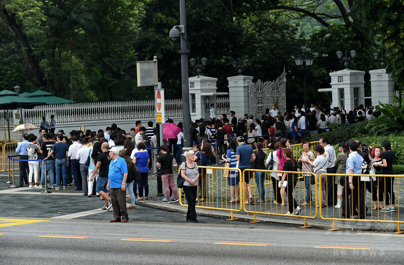 リー・クアンユー元首相の冥福祈る市民、シンガポール