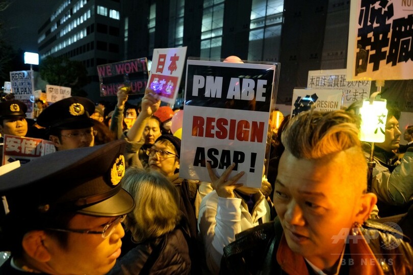 安倍首相辞任求め官邸前デモ、昭恵氏招致も要求