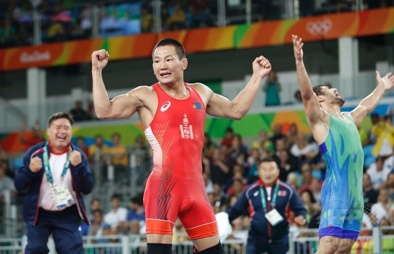 モンゴルのコーチがパンツ一丁姿で猛抗議、リオ五輪レスリング男子