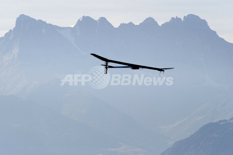 太陽エネルギー機「ソーラー・インパルス」が周回飛行、スイス