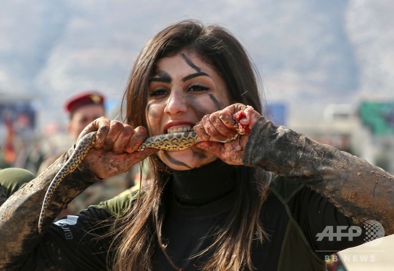 ヘビにかみつく女性兵士も 治安部隊 ペシュメルガ 訓練生の卒業式 イラク 写真25枚 国際ニュース Afpbb News