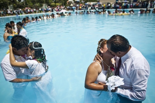 プールで集団結婚式 バレンタインに0組が愛誓う ペルー 写真11枚 国際ニュース Afpbb News