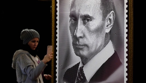 大統領はヒーロー？ ロシアで「スーパープーチン」展 写真10枚