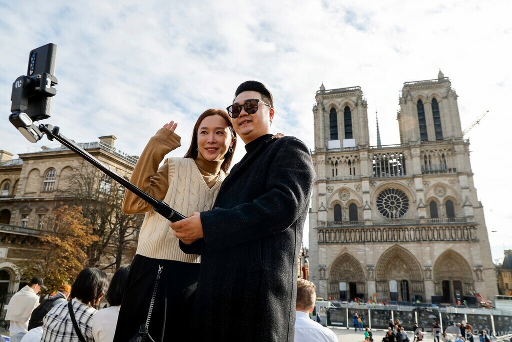 仏パリのノートルダム大聖堂、観光客から入場料徴収案 写真10枚 国際ニュース:AFPBB News