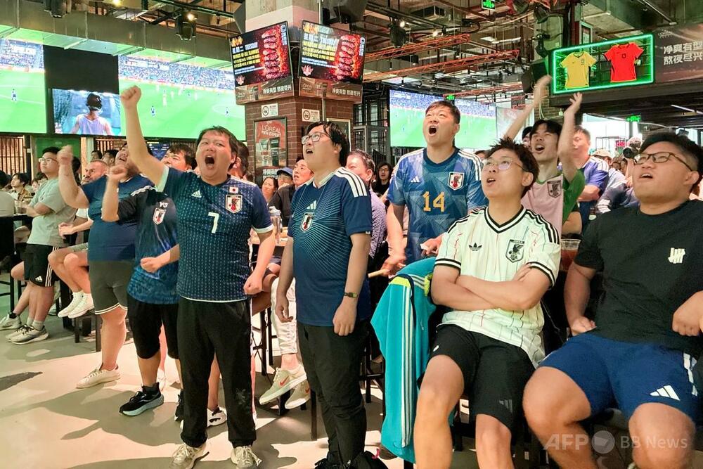 中国のサッカー日本代表サポーター、政治を切り離して応援