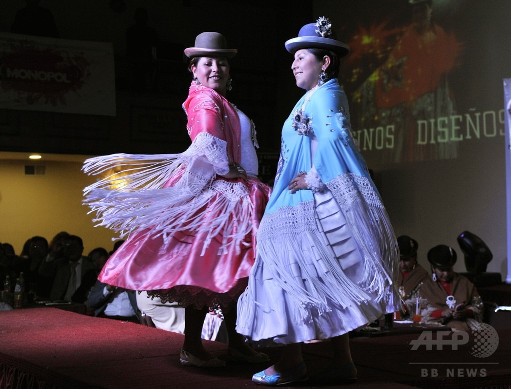 ボリビアでファッションイベント開催、民族衣装の女性たちがランウェイに