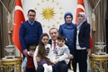 トルコの首都アンカラの大統領府で、レジェプ・タイップ・エルドアン大統領（中央）やエミネ大統領夫人（右から2人目）と写真撮影に臨むバナ・アベドさん（左から2人目）一家。トルコ大統領府提供（2016年12月21日撮影・公開）。(c)AFP/Turkish Presidential Press Office/KAYHAN OZER