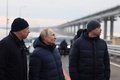 クリミア橋を視察したロシアのウラジーミル・プーチン大統領（中央）とマラト・フスヌリン副首相（左）。ロシア政府系通信社のスプートニク提供（2022年12月5日撮影）。(c)Mikhail Metzel / SPUTNIK / AFP