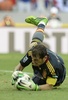 サッカーコンフェデレーションズカップ2013（Confederations Cup 2013）は27日、フォルタレーザ（Fortaleza）で準決勝が行われ、スペインが7-6でイタリアとのPK戦を制し、ブラジルとの決勝に進出した。

ボールをつかむスペインのGKイケル・カシージャス（Iker Casillas、2013年6月27日撮影）。(c)AFP/LLUIS GENE