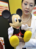 セガトイズ（Sega Toys）が発売するミッキーマウス（Mickey Mouse）のロボット「ディズニー Friend of Friends ミッキーマウス（DISNEY Friend of Friends MICKEY MOUSE）」（2008年9月15日撮影）。(c)AFP/Yoshikazu TSUNO