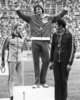 1976年モントリオール夏季五輪の十種競技にブルース・ジェンナーの名で出場し、金メダルを獲得したケイトリン・ジェンナー氏（中央、1976年7月30日撮影）。(c)AFP PHOTO / EPU