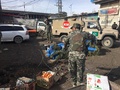 爆弾が爆発したパキスタン・パラチナル市の野菜市場を調べる治安要員（2017年1月21日撮影）。(c)AFP/Ali JAN