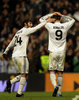 09-10スペイン1部リーグ第13節、レアル・マドリード（%%Real Madrid%%）対アルメリア（%%UD Almeria%%）。試合はレアル・マドリードが4-2で勝利した。写真はPKを失敗して頭を抱えるクリスティアーノ・ロナウド（%%Cristiano Ronaldo%%）に声をかけるレアル・マドリードのエステバン・グラネロ（%%Esteban Granero%%、左）。（2009年12月5日撮影）(c)AFP/PEDRO ARMESTRE
