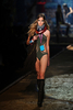 イタリア・ミラノ市内で発表された「ディースクエアード（Dsquared2）」12年春夏コレクション（2011年9月26日撮影）。(c)AFP/OLIVIER MORIN