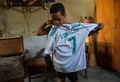 サッカーポルトガル代表のクリスティアーノ・ロナウドが、レアル・マドリード所属時に着ていたデザインのTシャツを見せるキューバの子ども（2018年10月19日撮影）。(c)Yamil LAGE / AFP