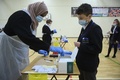 英イングランド北西部ハリファクスの学校で、新型コロナウイルスの抗原検査を受ける生徒（2022年1月4日撮影、資料写真）。(c)OLI SCARFF / AFP