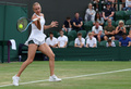 テニス、ウィンブルドン選手権、女子シングルス3回戦。リターンを打つアナスタシア・ポタポワ（2023年7月9日撮影）。(c)Adrian DENNIS / AFP