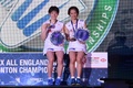 バドミントン、全英オープン、女子ダブルス決勝。表彰台でポーズを取る福島由紀/廣田彩花組（2020年3月15日撮影）。 (c)Oli SCARFF / AFP