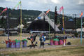 英イングランド南西部サマセットで2019年に開催された野外音楽祭「グラストンベリー・フェスティバル」の会場を後にする人々（2019年7月1日撮影、資料写真）。(c)Oli SCARFF / AFP 