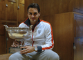 全仏オープンテニス2009（%%French Open 2009%%）男子シングルス決勝。大会第2シードのロジャー・フェデラー（%%Roger Federer%%、スイス）は、大会第23シードのロビン・ソデルリング（%%Robin Soderling%%、スウェーデン）と対戦。フェデラーは6-1、7-6、6-4で全仏初優勝を果たし、ピート・サンプラス（%%Pete Sampras%%、米国）氏の持つグランドスラム最多優勝記録（14勝）に並ぶと同時に、史上6人目の生涯グランドスラム（4大大会全制覇）を達成した。写真はロッカールームでトロフィーを手にしてポーズをとるロジャー・フェデラー。（2009年6月7日撮影）(c)AFP/PATRICK KOVARIK