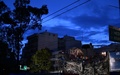メキシコの首都メキシコ市の地震によって倒壊した建物で、夜になっても捜索救助活動を続ける救助隊員ら（2017年9月22日撮影）。(c)AFP/YURI CORTEZ