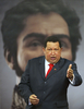ベネズエラのウゴ・チャベス（Hugo Chavez）大統領は24日、ラテンアメリカの「解放者」として知られるシモン・ボリバル（Simon Bolivar）の誕生日に合わせ、2010年に掘り起こされたボリバルの遺体から得られた遺伝データを基にコンピューターで作成した肖像画を公開した。

写真は首都カラカス（Caracas）で開かれた記念式典で、肖像画を公開するチャベス大統領（2012年7月24日撮影）。(c)AFP/JUAN BARRETO