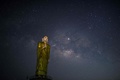 ミャンマーのタイチーで、仏像の頭上に広がる天の川（2019年4月9日撮影）。(c)Ye Aung THU / AFP