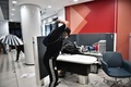 香港・九龍の住宅街にある中国銀行の店舗を破壊するデモ隊（2019年10月7日撮影）。(c)Anthony WALLACE / AFP