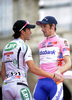第92回ジロ・デ・イタリア（%%2009 Giro d&apos;Italia%%）第21ステージ（ローマ市街、14.4キロメートル個人タイムトライアル）。ラボバンク（%%Rabobank%%）のデニス・メンショフ（%%Denis Menchov%%、ロシア）が、首位と24秒差の19分06秒でステージを10位で終え、合計タイムを86時間03分11秒として総合優勝を果たした。写真は表彰式で総合2位のダニーロ・ディルーカ（%%Danilo Di Luca%%）と言葉を交わすデニス・メンショフ（右）。（2009年5月31日撮影）(c)AFP/FILIPPO MONTEFORTE