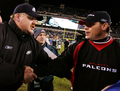 写真は試合を終えファルコンズのヘッドコーチ、ジム・モラ（%%Jim Mora%%）と握手を交わすイーグルスのヘッドコーチ、アンディ・リード（%%Andy Reid%%）。(c)AFP/Getty Images Jim McIsaac
