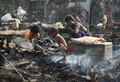 インド・コルカタ（Kolkata）郊外の貧民街で16日、火災が発生し、バラック小屋700戸が全焼、1000人以上が住居を失った。警察当局によると死者、負傷者は報告されていない。

写真は全焼した家屋で持ち物を探す住民（2013年3月16日撮影）。(c)AFP/Dibyangshu SARKAR