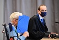 ドイツ北東部ブランデンブルクアンデアハーフェルの裁判所で、公判に出頭したヨーゼフ・シュッツ被告（左、2021年10月7日撮影）。(c)Tobias Schwarz / AFP