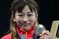 パリ五輪、レスリング女子50キロ級。表彰式で銅メダルを手にポーズをとる須崎優衣（2024年8月7日撮影）。(c)Luis ROBAYO / AFP