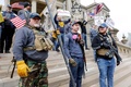 米ミシガン州の州都ランシングの州議事堂周辺で行われたロックダウン（都市封鎖）に対する抗議デモの参加者（2020年4月15日撮影）。(c)JEFF KOWALSKY / AFP