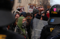 2007年11月10日、チェコの首都プラハ（Prague）の旧市街広場でナチス時代のユダヤ人襲撃事件を祝う極右ネオナチの行進に対抗する反国粋主義者たち。(c)AFP/Michal CIZEK
