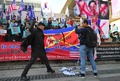 韓国・ソウルで行われた反北朝鮮デモで、北朝鮮の国旗を汚す、親米保守派の活動家ら（2019年2月26日撮影）。(c)Jung Yeon-je / AFP
