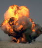 アフガニスタン南部ヘルマンド（Helmand）州ガルムシール（Garmsir）地区で、麻薬撲滅作戦のパフォーマンスとして、爆破されるケシの種の山（2009年7月21日撮影）。(c)AFP/SHAH MARAI
