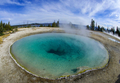 米イエローストーン国立公園（Yellowstone National Park）内にある地熱プール。

1872年に米国初の国立公園として設立されたイエローストーンには、1万を超える間欠泉や泥間欠泉、蒸気孔、温泉がある。ワイオミング（Wyoming）、モンタナ（Montana）、アイダホ（Idaho）の3州にまたがり、公園名はイエローストーン川（Yellowstone River）にちなんでいる（2012年10月8日撮影）。(c)AFP/Karen BLEIER