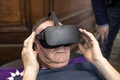 オランダのアムステルダムで開催された葬儀関連の見本市で、VR（仮想現実）ゴーグルを装着して自殺機器「サルコ」を体験する男性（2018年4月14日撮影）。(c)AFP/ANP/Jasper Juinen