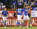 サッカー国際親善大会キリンカップ2009、日本対ベルギー。チームメートとゴールを喜ぶ中村憲剛（右、2009年5月31日撮影）。(c)AFP/KAZUHIRO NOGI
