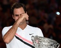 全豪オープンテニス、男子シングルス決勝。優勝トロフィーを手に感極まるロジャー・フェデラー（2018年1月28日撮影）。(c)AFP/SAEED KHAN