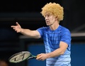 ウィッグをつけてチャリティーマッチに臨むジョン・マッケンロー（John McEnroe）氏（2013年11月17日撮影）。(c)AFP/Toru YAMANAKA