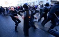 ロシア・ウラジオストクで行われたアレクセイ・ナワリヌイ氏の釈放を求めるデモで、警察と衝突する参加者（2021年1月23日撮影）。(c)Pavel KOROLYOV / AFP