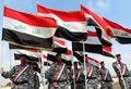 イラク・バグダッド（Baghdad）にある警察学校で27日、卒業式が行われた。警察当局者によると、今回は60日間の訓練を修了した789人が卒業した。

写真は、国旗を掲げる卒業生たち（2012年11月27日撮影）。(c) AFP/AHMAD AL-RUBAYE