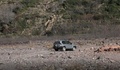 モロッコ・イムリル近郊の山岳地帯で、北欧出身の女性2人が遺体で発見された現場に止められた警察車両。モロッコのニュースチャンネル「KECH24」が放送した映像より（2018年12月18日取得）。(c)KECH24 Moroccan News Channel / AFP