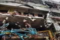 バングラデシュの首都ダッカ郊外ガジプールで、爆発事故が起きた衣料品工場で捜索・救出活動を行う作業員ら（2017年7月4日撮影）。(c)AFP/Munir UZ ZAMAN