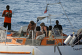 ソマリア沖のアデン湾（Gulf of Aden）でフランスのヨット「Tanit」号が海賊に乗っ取られた事件で、人質に銃を突きつける海賊。

仏海軍の特殊部隊は10日、人質救出作戦を決行。人質5人のうち3歳の子どもを含む4人を救出したが、ヨットの所有者の男性1人が死亡した。海賊は2人が射殺され、3人が拘束された。（2009年4月10日仏軍提供）(c)AFP/ECPAD